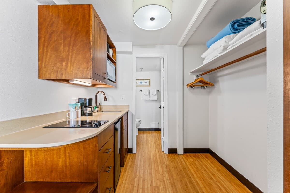 Condo in Honolulu · ★4.5 · Studio · 2 beds · 1 private bath - Photo 3