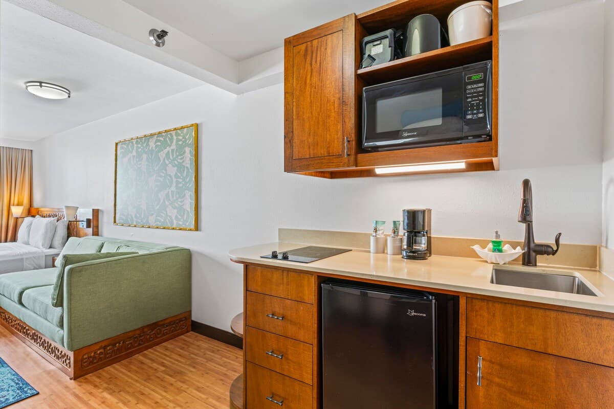 Condo in Honolulu · ★4.5 · Studio · 2 beds · 1 private bath - Photo 4