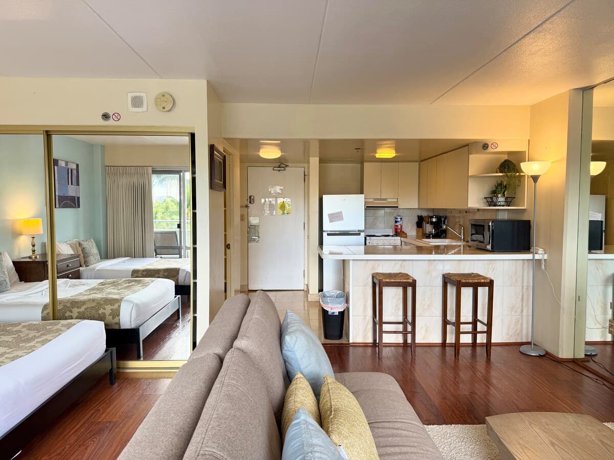 Large Studio with Full Kitchen at Ilikai Hotel - Photo 5