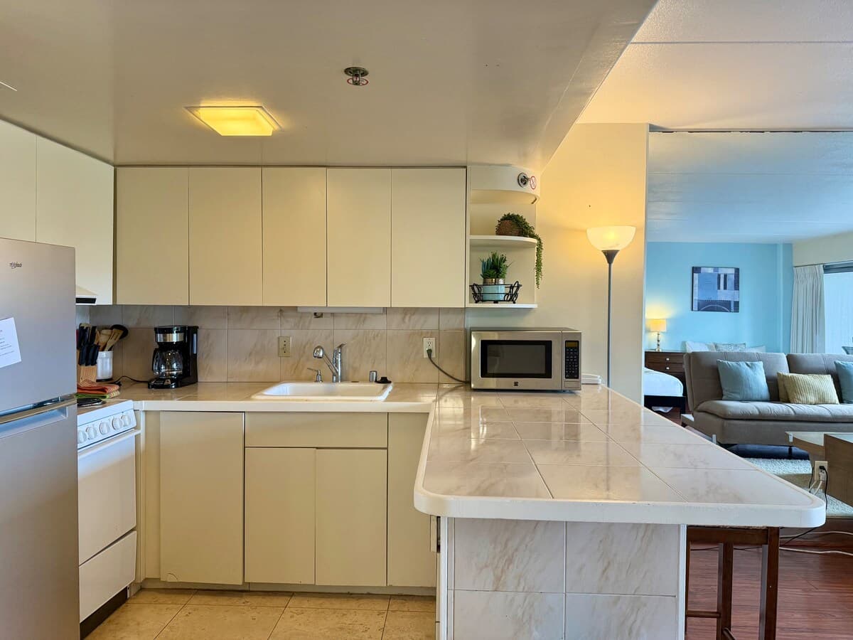 Large Studio with Full Kitchen at Ilikai Hotel - Photo 2