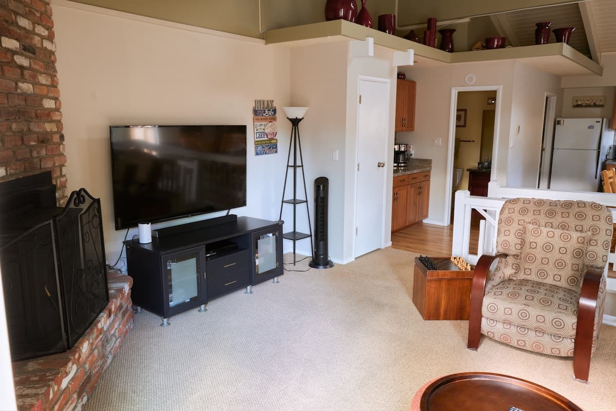 Relaxing condo near Diamond Peak - Photo 2