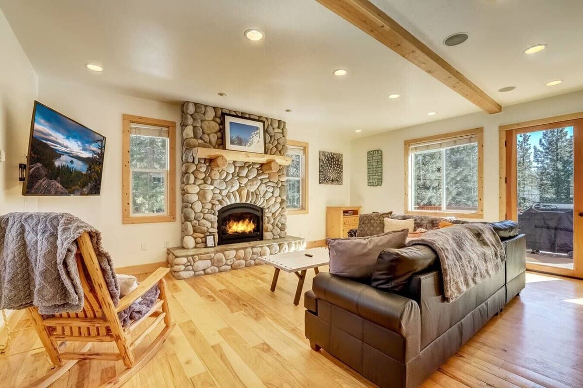 Home in Zephyr Cove · ★5.0 · 4 bedrooms · 6 beds · 4.5 private baths - Photo 5