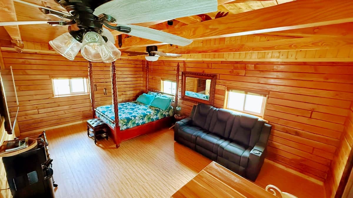 Cabin in Ocean View · ★4.94 · 1 bedroom · 1 bed · 1 private bath - Photo 2