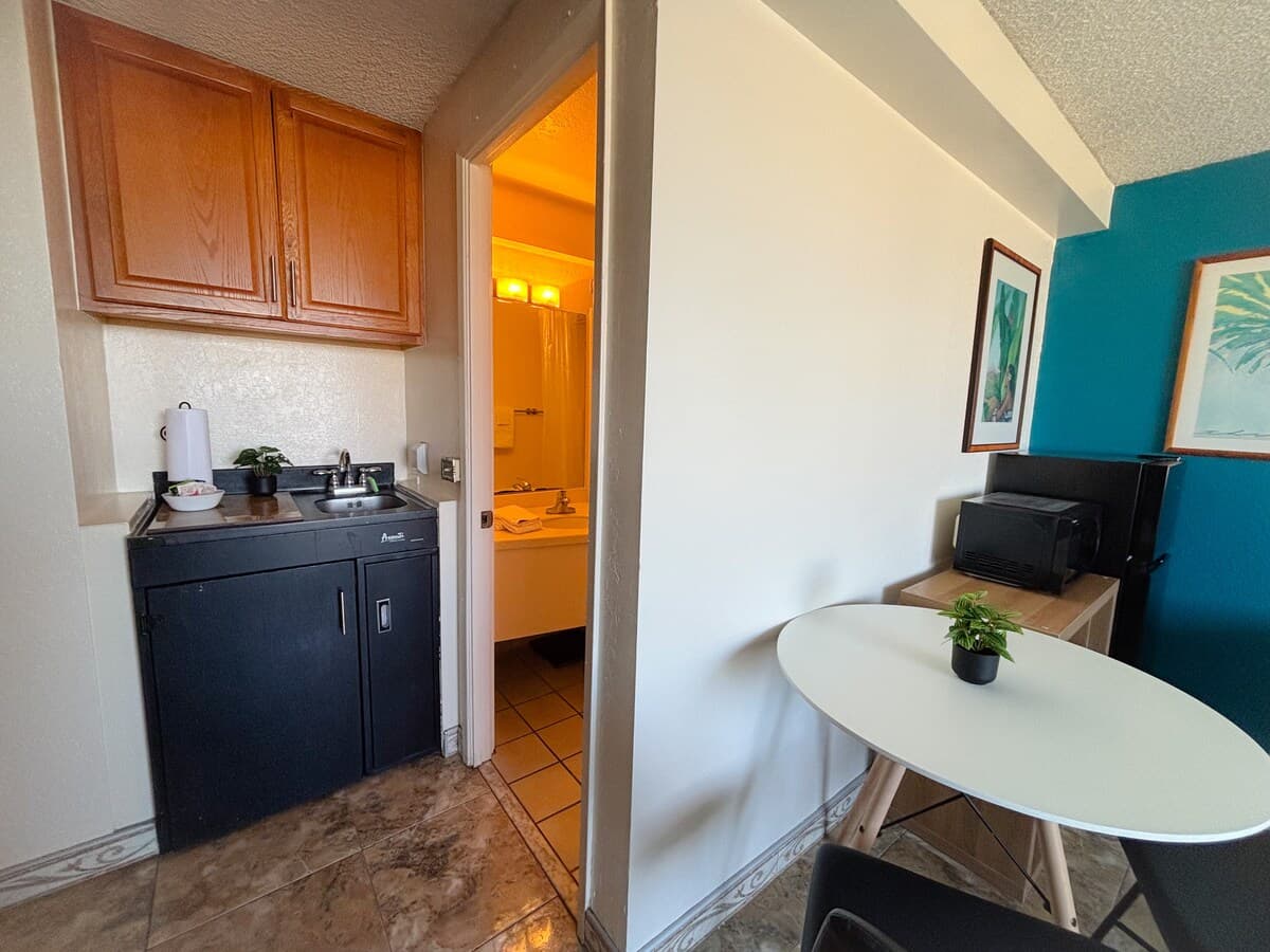 Condo in Honolulu · ★4.56 · Studio · 1 bed · 1 shared bath - Photo 4