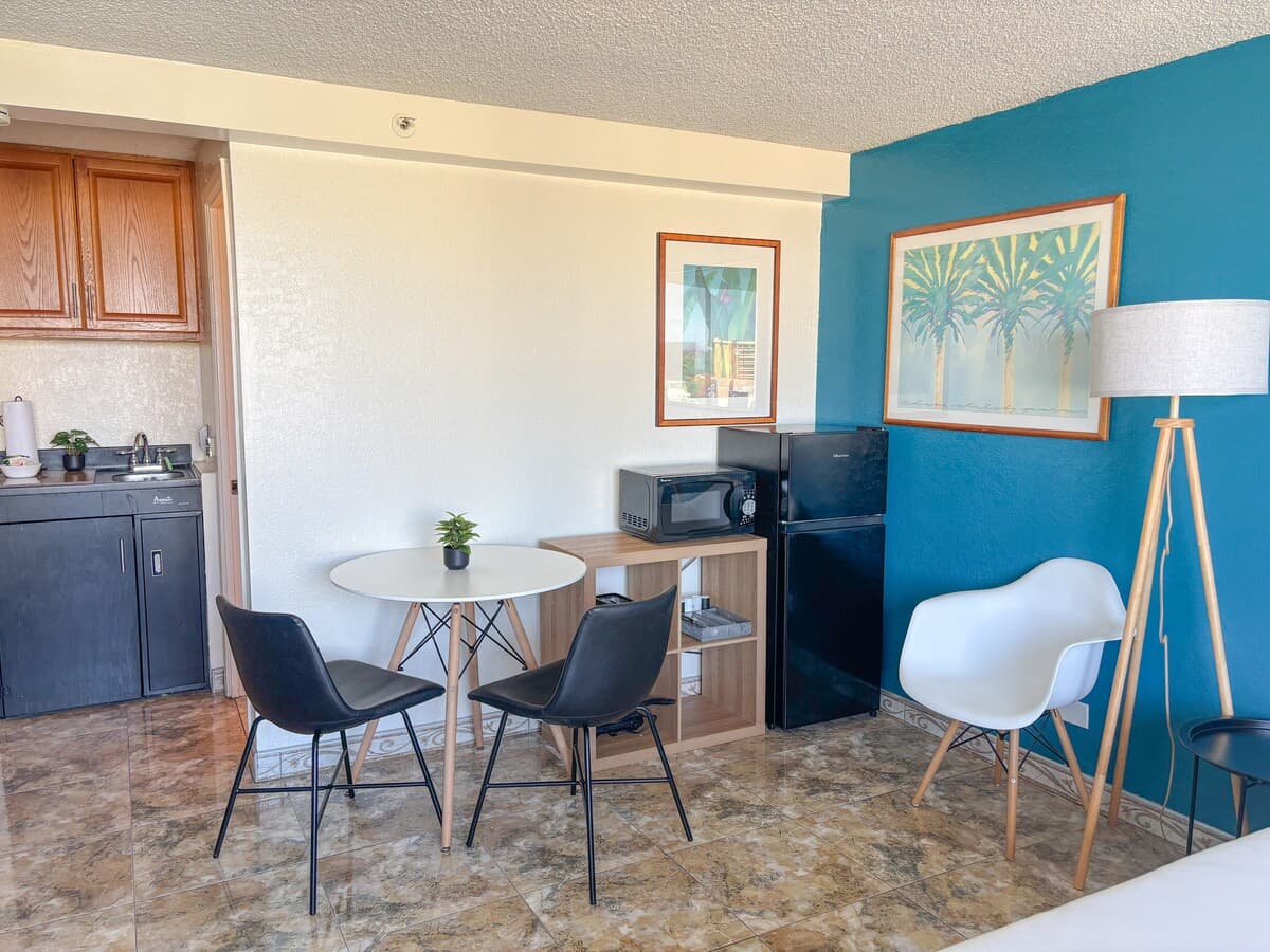 Condo in Honolulu · ★4.56 · Studio · 1 bed · 1 shared bath - Photo 5