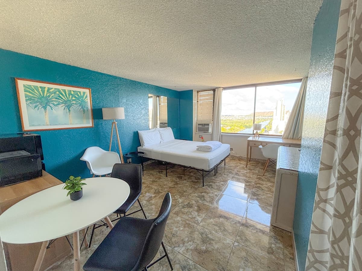 Condo in Honolulu · ★4.56 · Studio · 1 bed · 1 shared bath - Photo 1