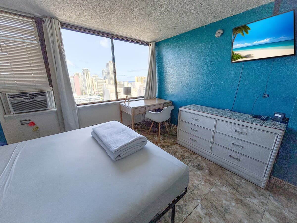 Condo in Honolulu · ★4.56 · Studio · 1 bed · 1 shared bath - Photo 3
