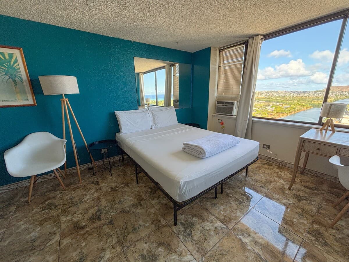 Condo in Honolulu · ★4.56 · Studio · 1 bed · 1 shared bath - Photo 2