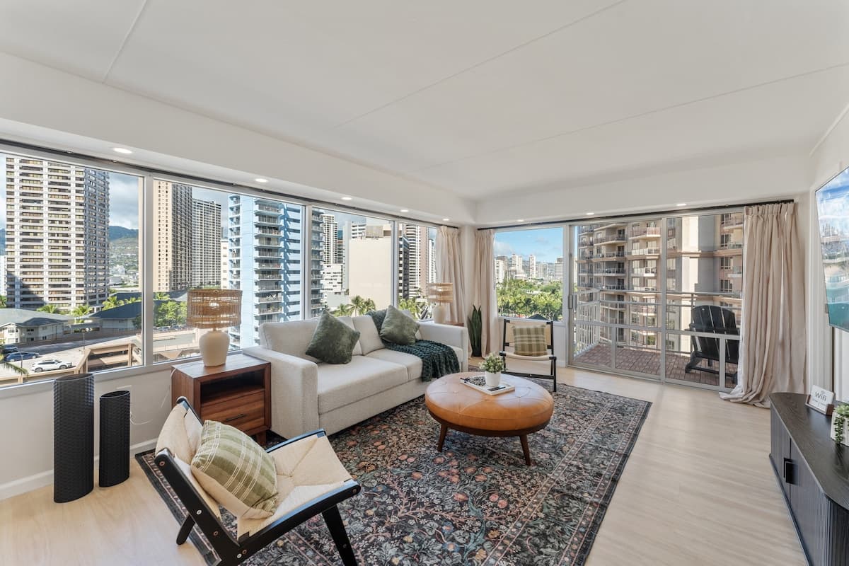 Fully Renovated Beautiful 2bdrm @ Ilikai - Photo 1