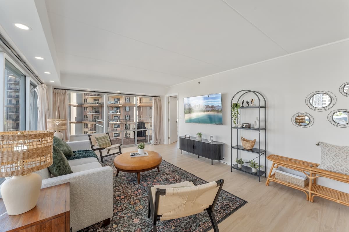 Fully Renovated Beautiful 2bdrm @ Ilikai - Photo 4