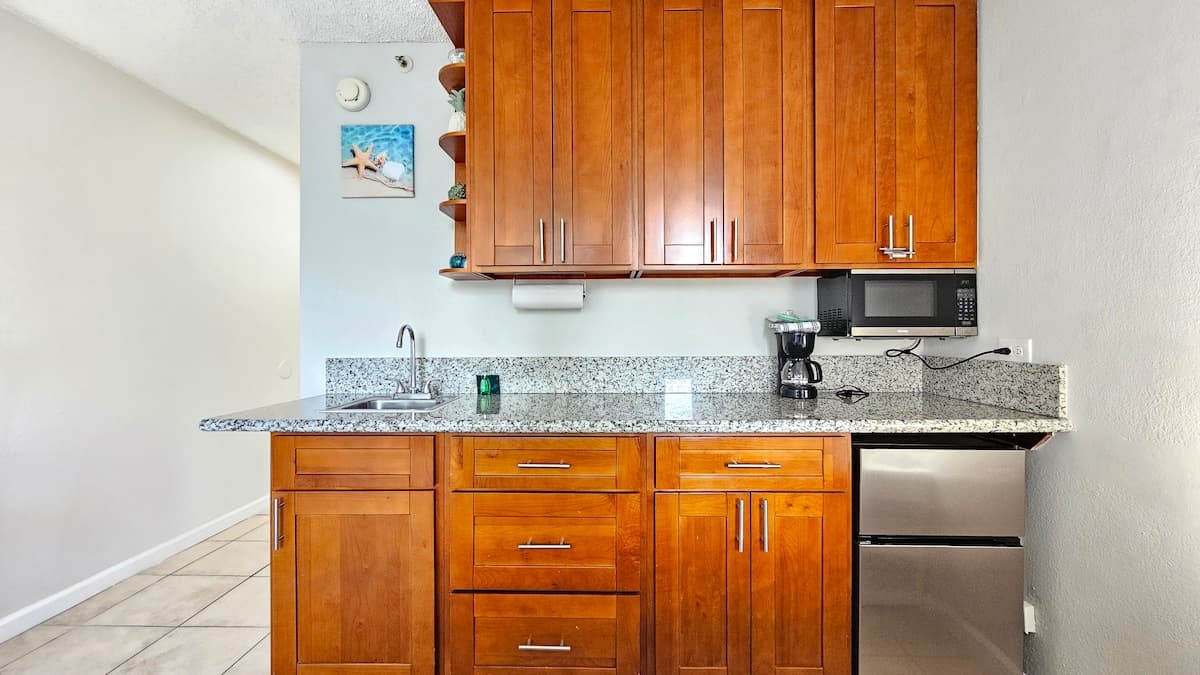 Chic Waikīkī Grand Studio | Lanai, Pool, Kitchen - Photo 4