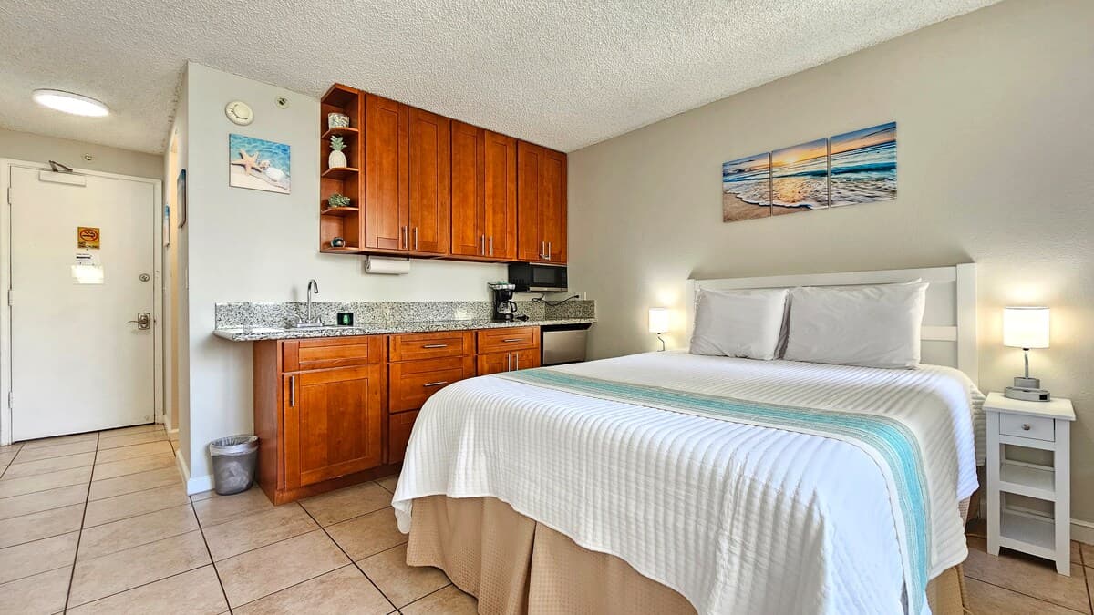 Chic Waikīkī Grand Studio | Lanai, Pool, Kitchen - Photo 1
