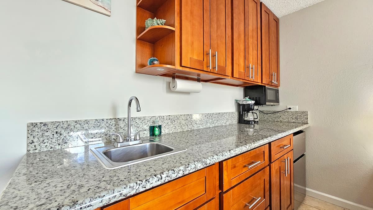 Chic Waikīkī Grand Studio | Lanai, Pool, Kitchen - Photo 3