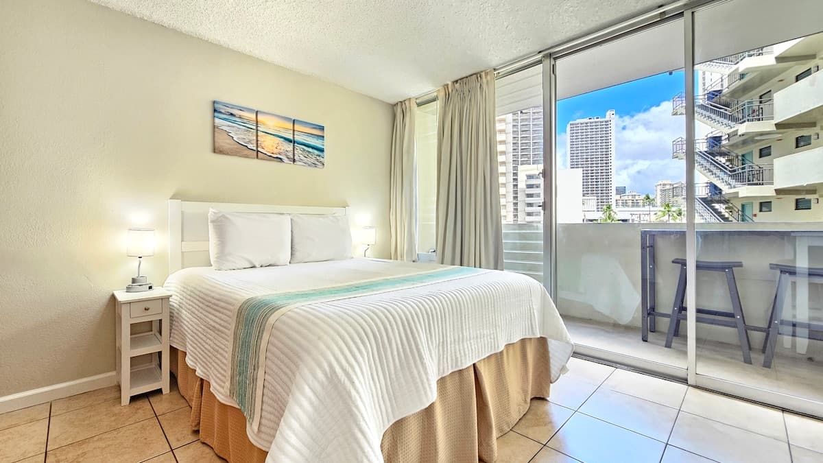 Chic Waikīkī Grand Studio | Lanai, Pool, Kitchen - Photo 2