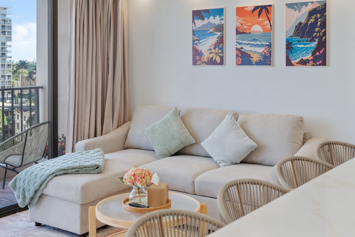 Cute 1bdr Waikiki Banyan with Free Parking! - Photo 2