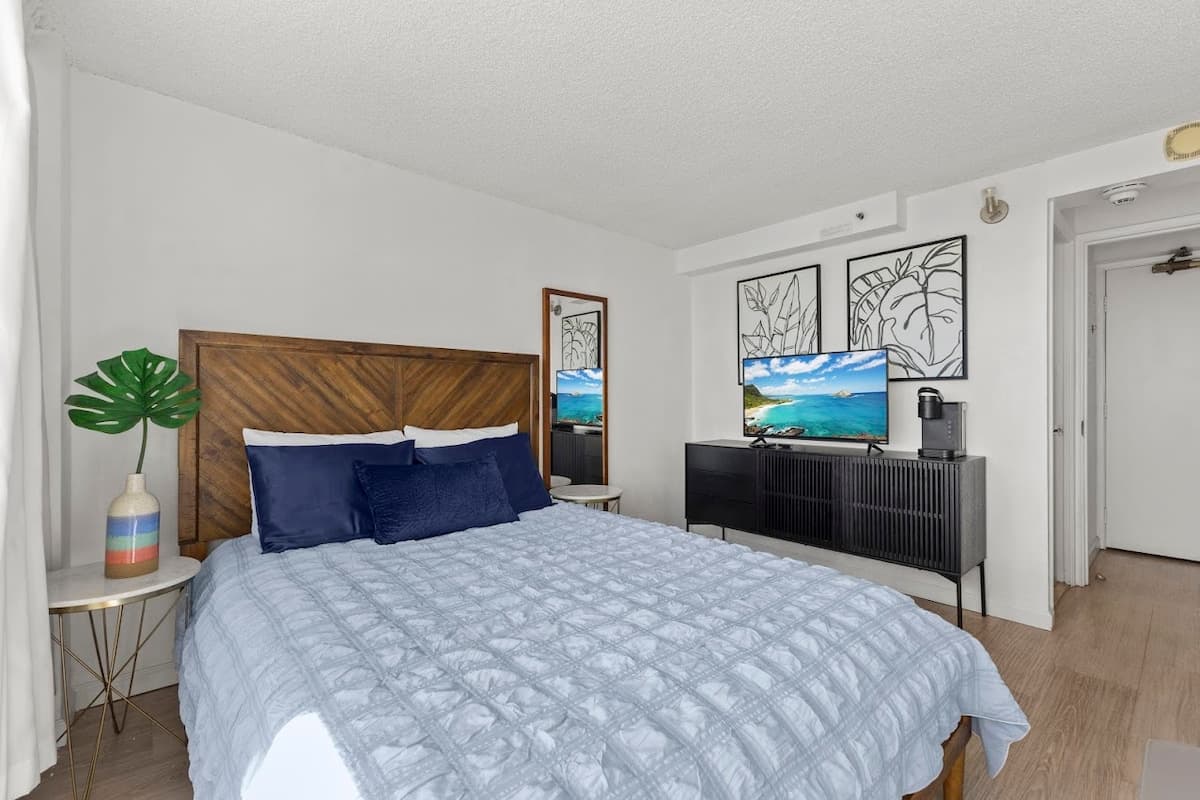 Cozy Waikiki Home Base | Great Views & Location - Photo 3