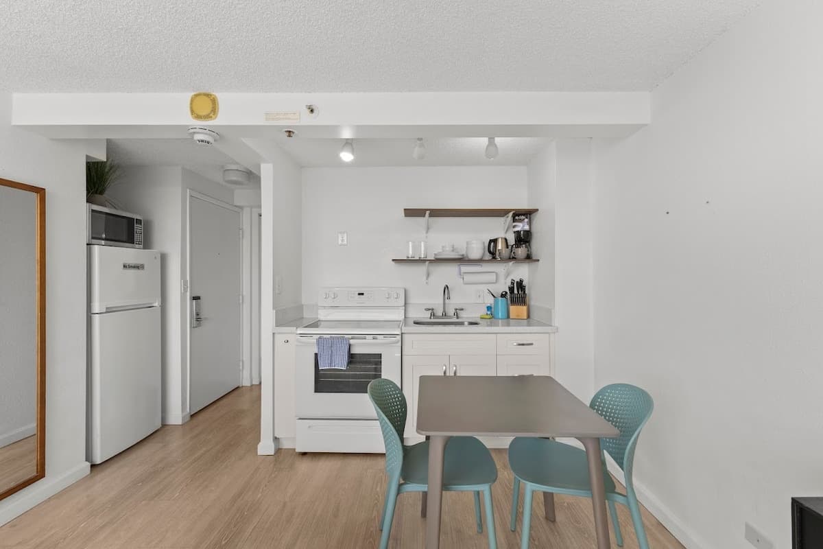 Condo in Honolulu · ★4.65 · 1 bedroom · 1 bed · 1 private bath - Photo 2