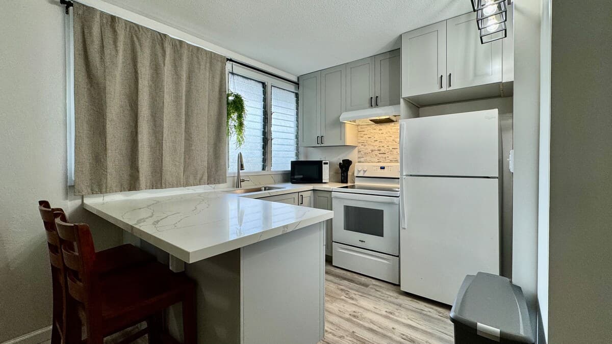 2 BR Near Waikiki Beach! w/Pkg (9) - Photo 4