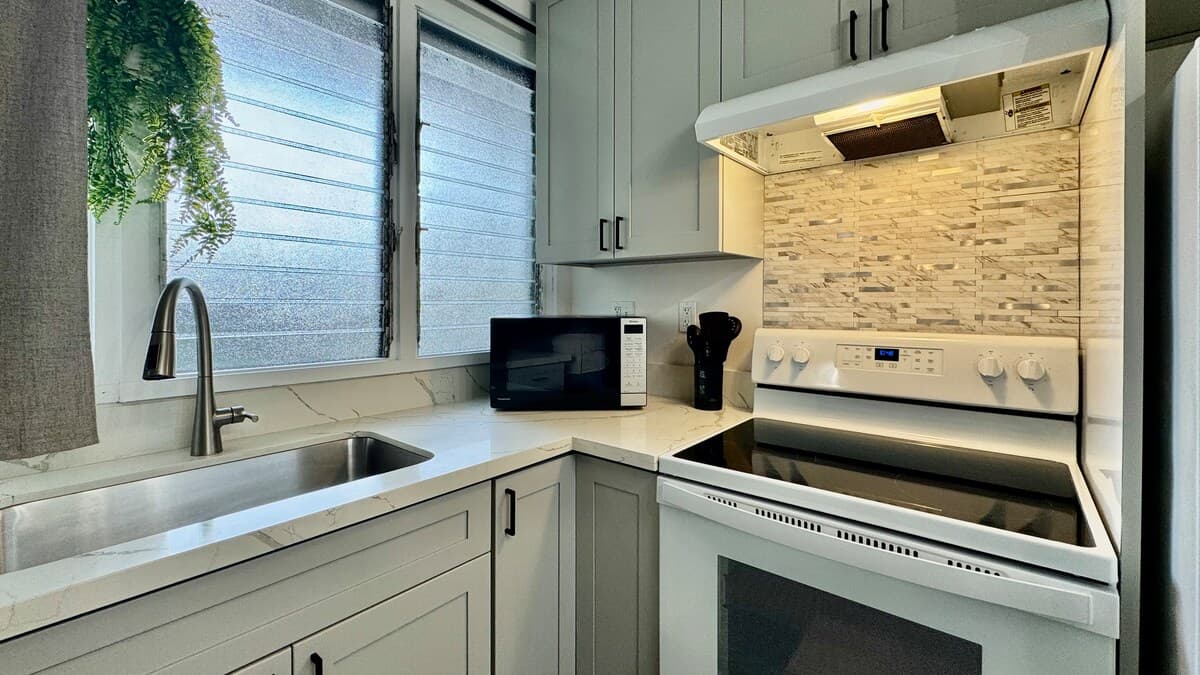 2 BR Near Waikiki Beach! w/Pkg (9) - Photo 5