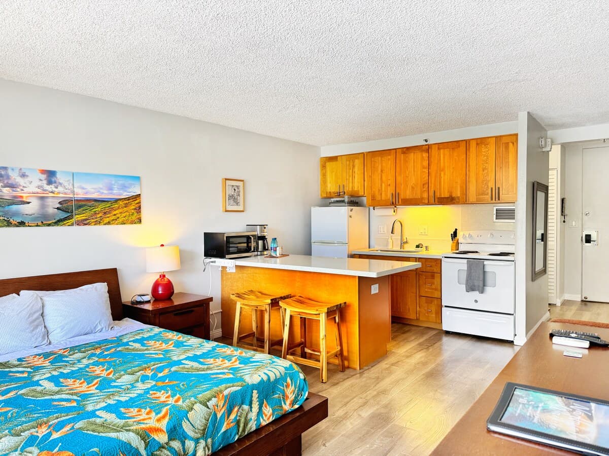 Condo in Honolulu · ★4.88 · Studio · 1 bed · 1 private bath - Photo 2
