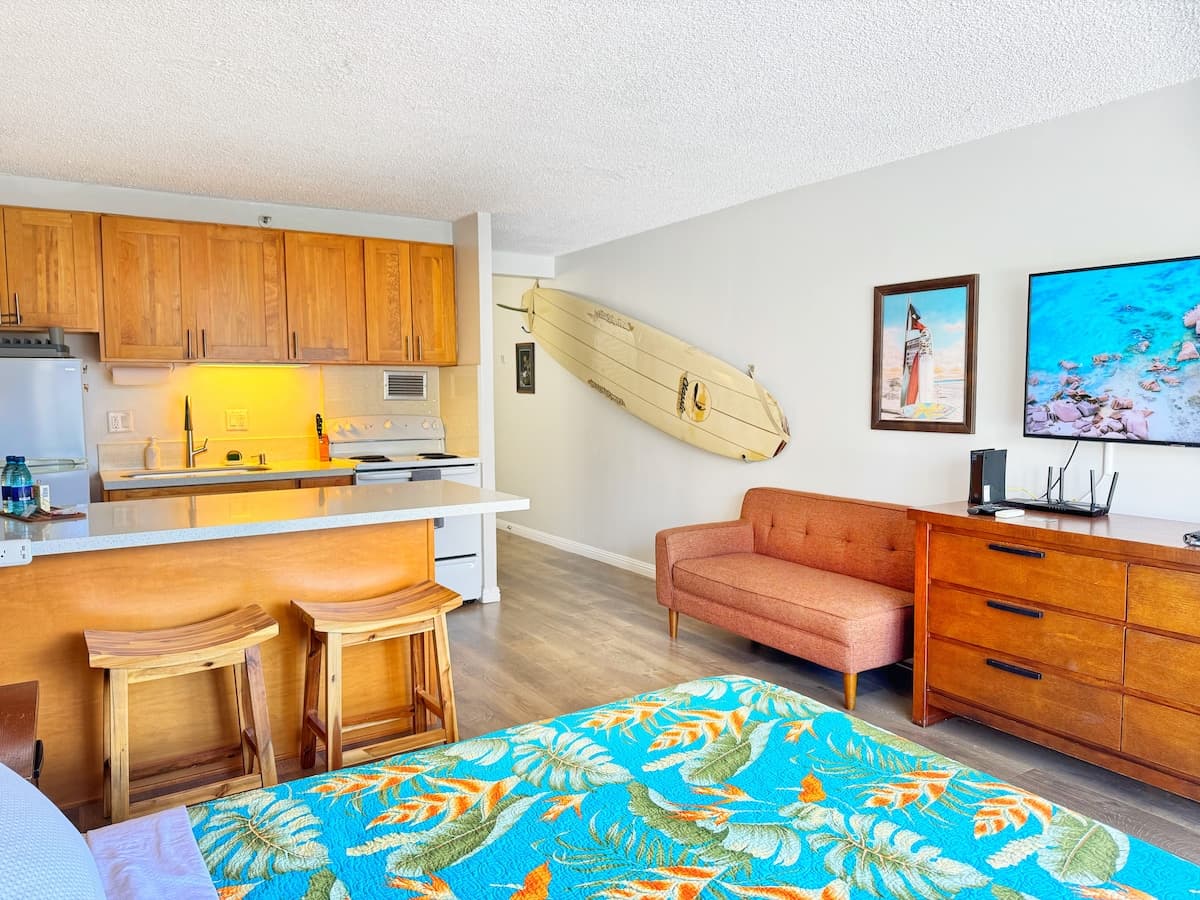 Condo in Honolulu · ★4.88 · Studio · 1 bed · 1 private bath - Photo 1