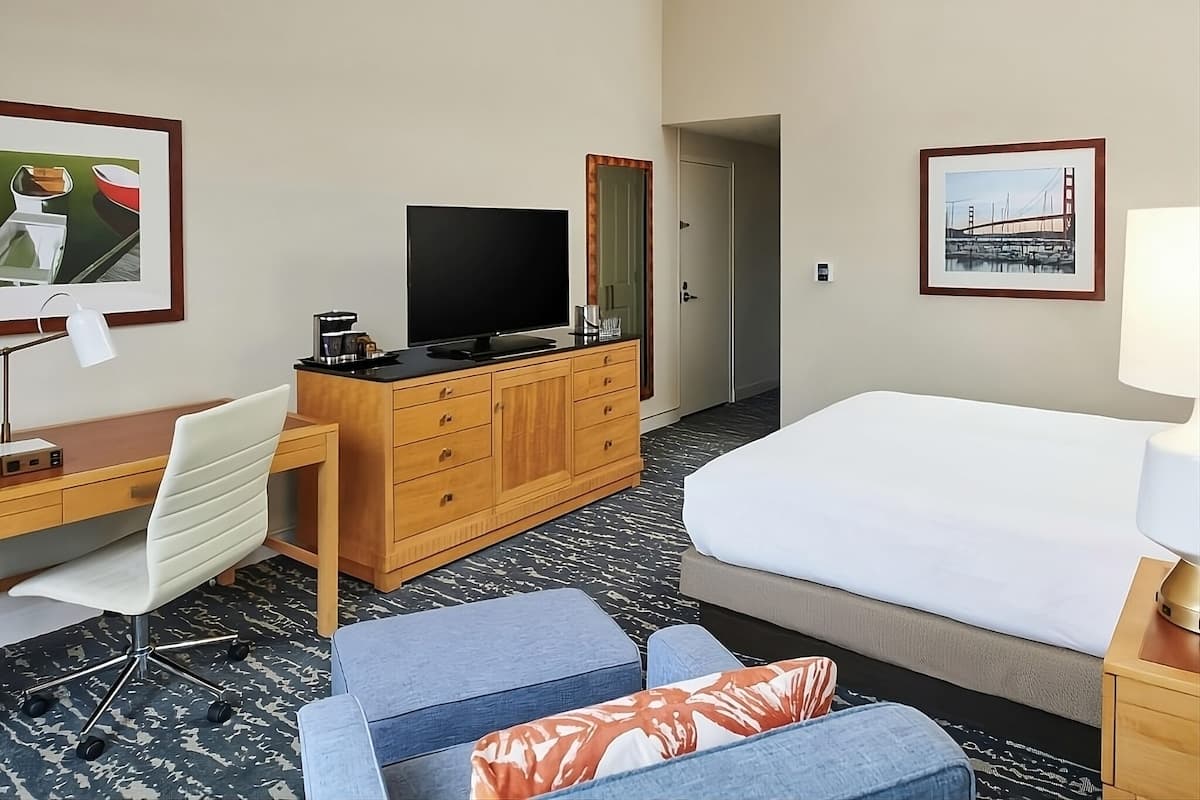 Waterfront Hotel 2 Rooms, Pool, Pets OK - Photo 3