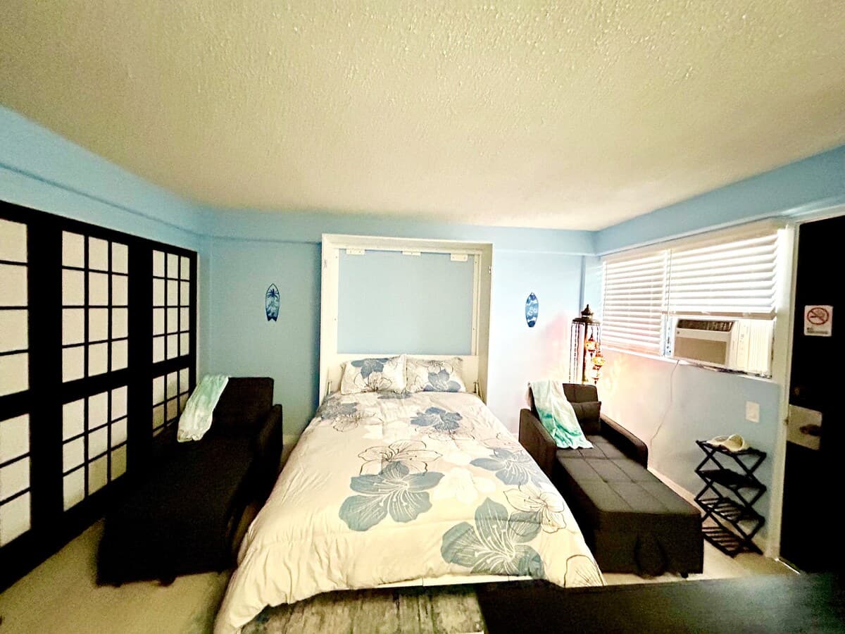 Condo in Honolulu · ★4.88 · 1 bedroom · 4 beds · 1 private bath - Photo 4