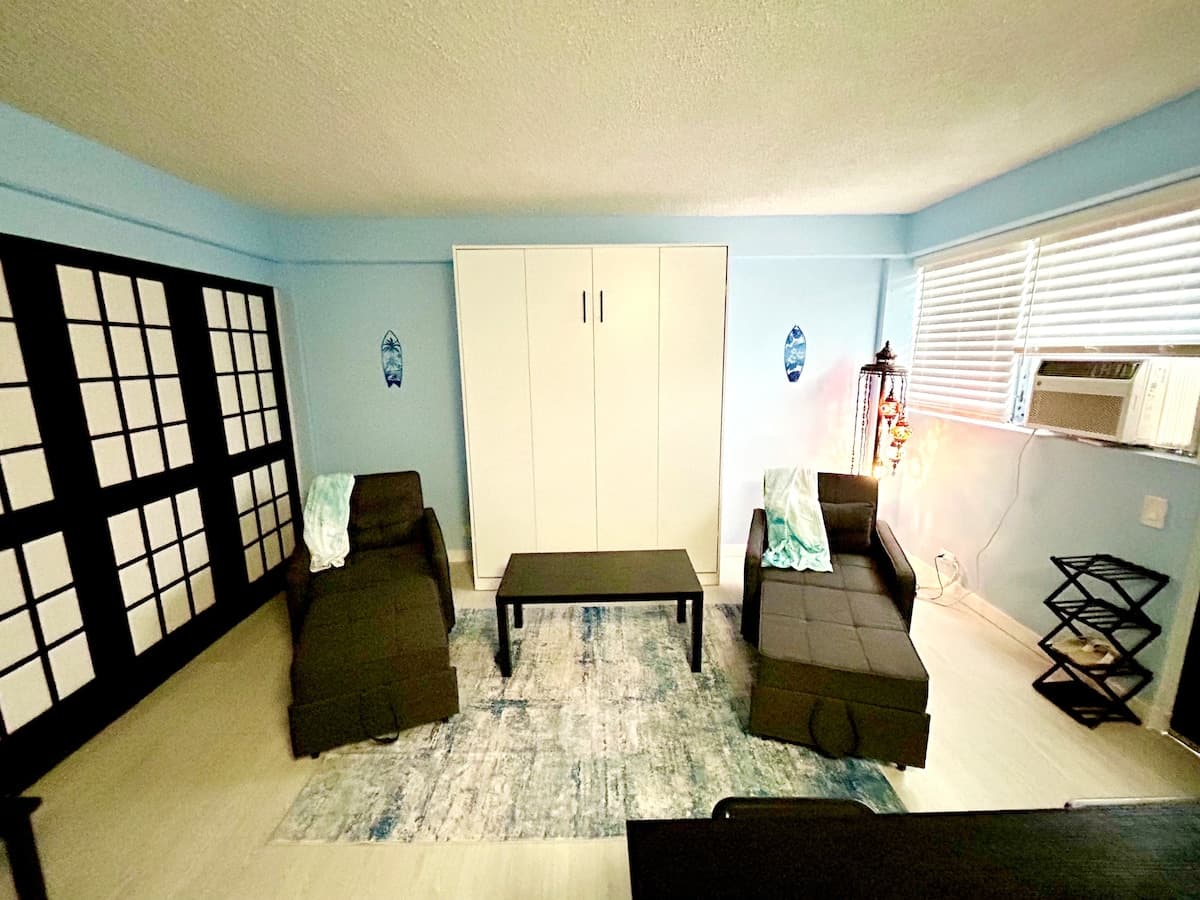 Condo in Honolulu · ★4.88 · 1 bedroom · 4 beds · 1 private bath - Photo 2