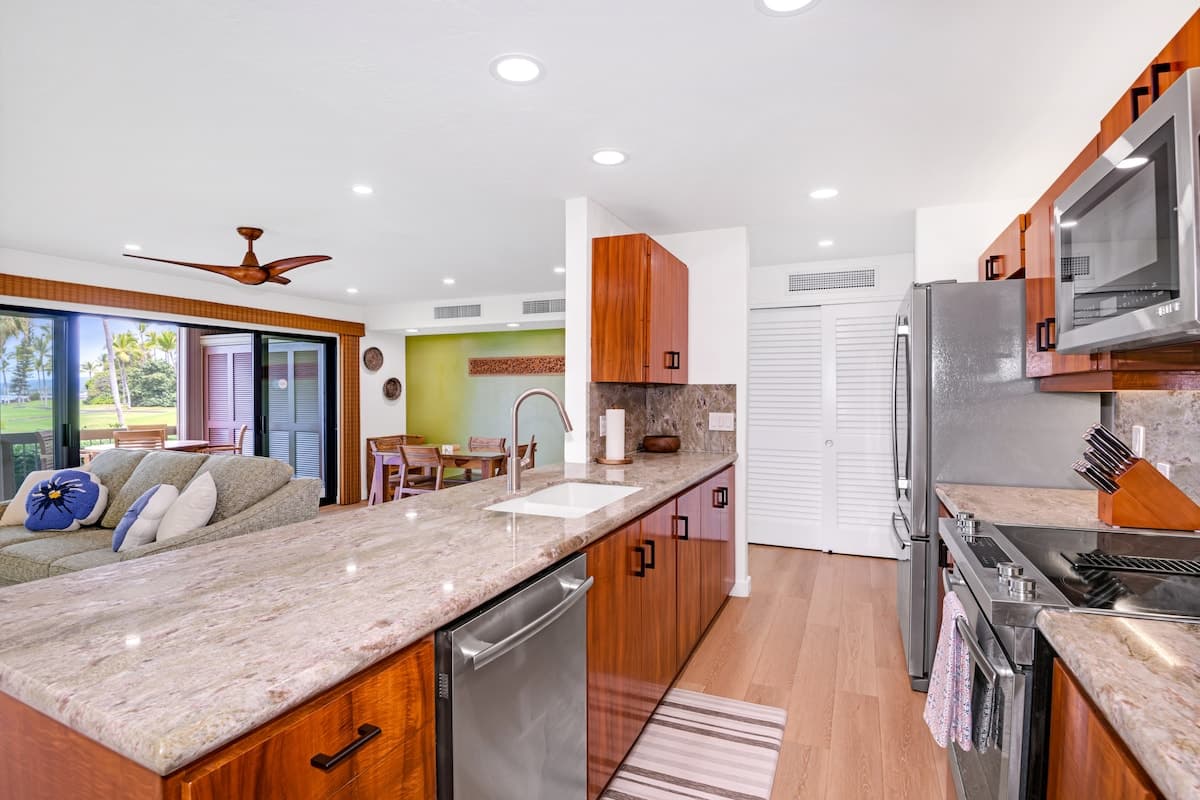 Condo in Kahaluu-Keauhou · ★4.95 · 1 bedroom · 2 beds · 2 baths - Photo 5