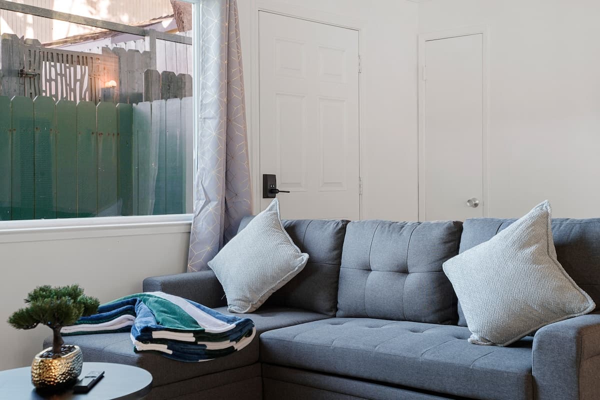 Tranquil 4BR 2-Unit Retreat w/ Parking in Pacifica - Photo 3