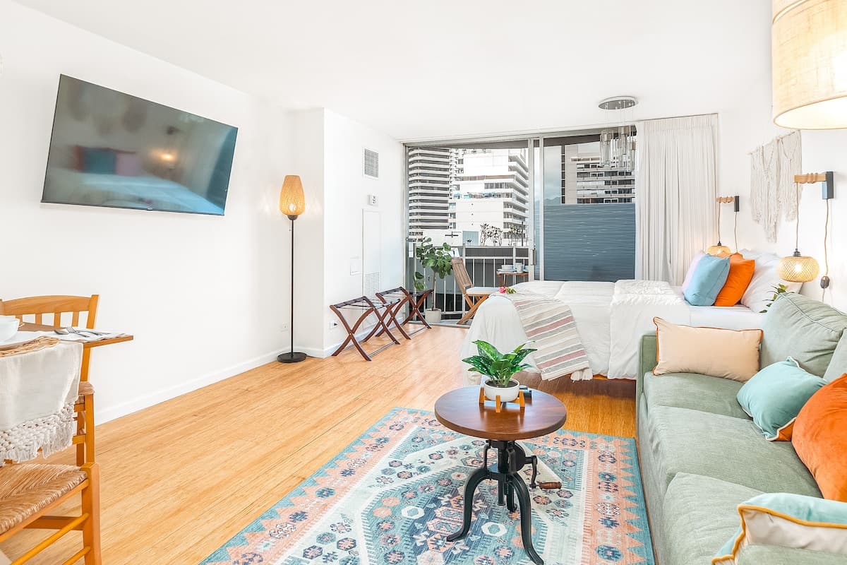 Condo in Honolulu · ★4.86 · 1 bedroom · 2 beds · 1 private bath - Photo 1