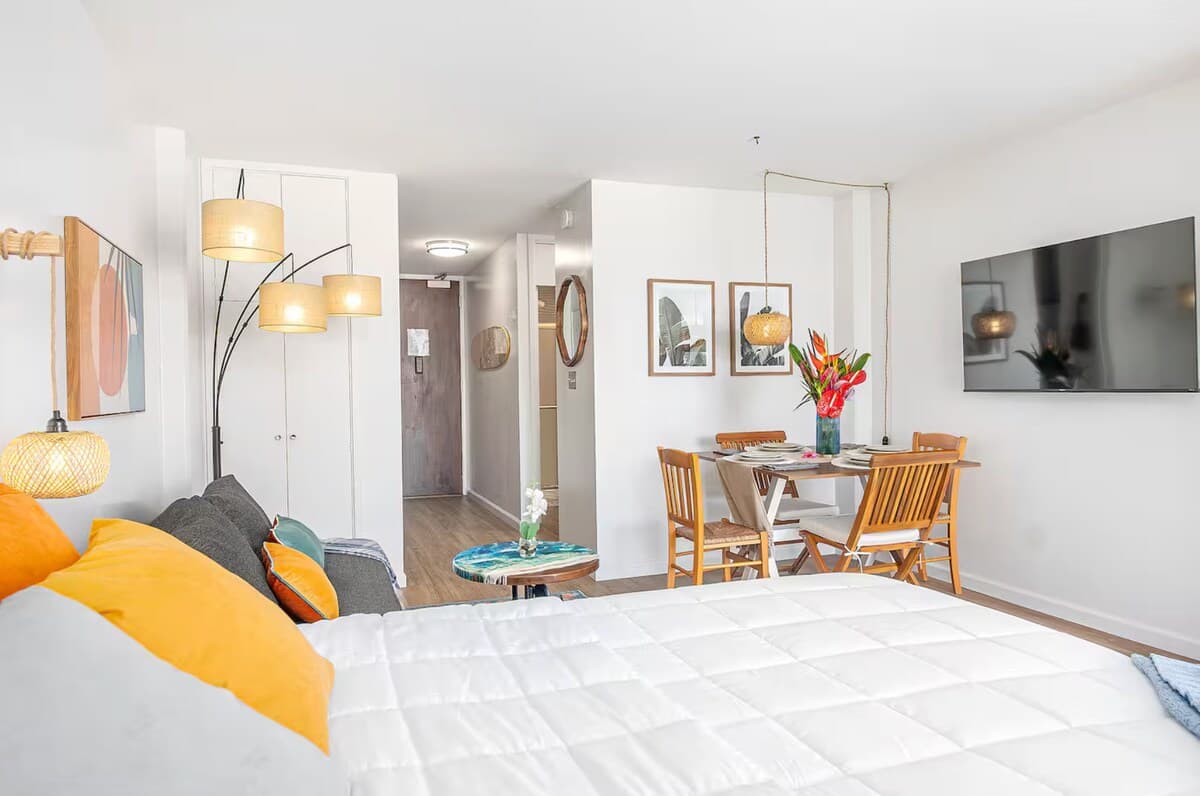 Condo in Honolulu · ★4.86 · 1 bedroom · 2 beds · 1 private bath - Photo 2