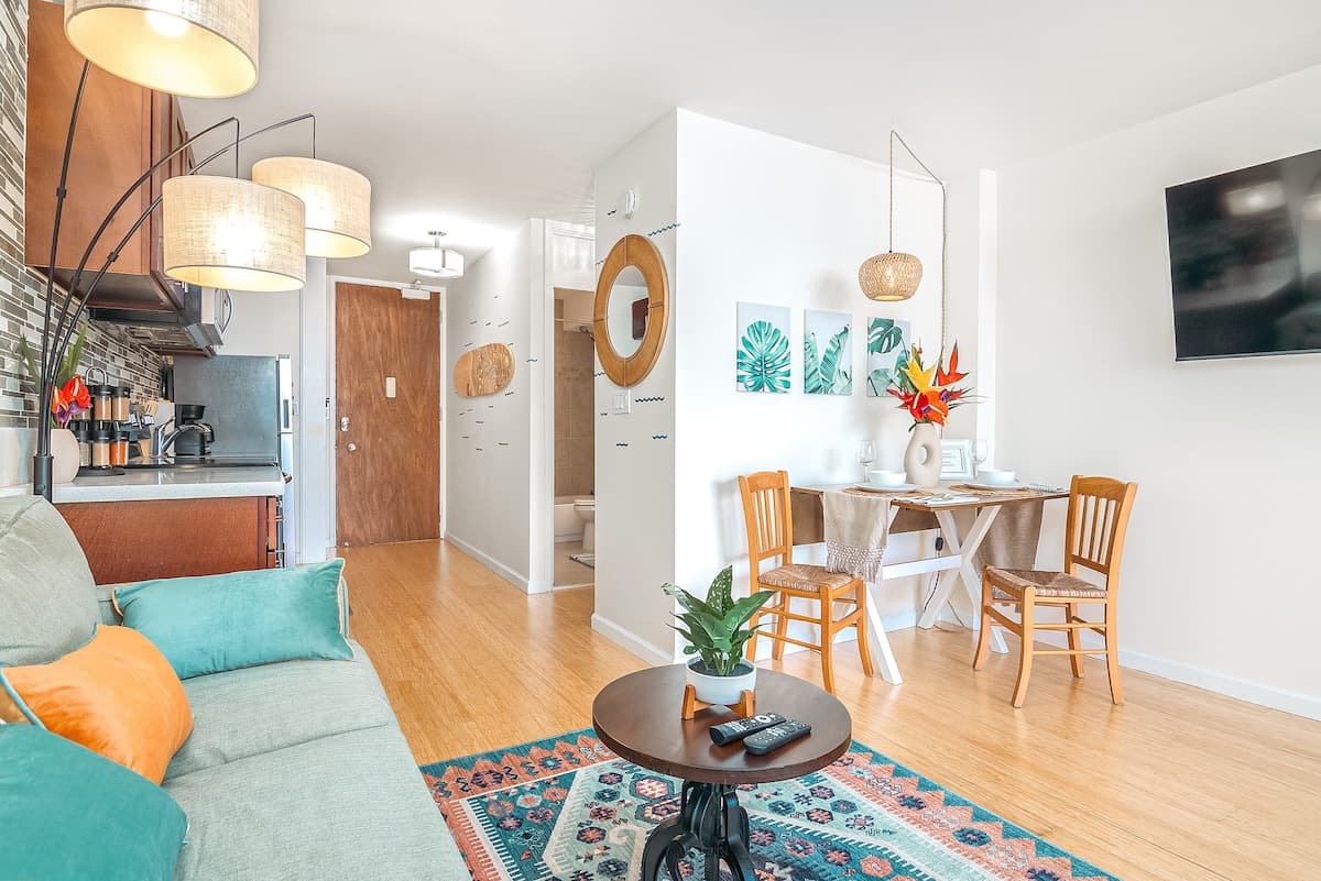 Condo in Honolulu · ★4.86 · 1 bedroom · 2 beds · 1 private bath - Photo 5