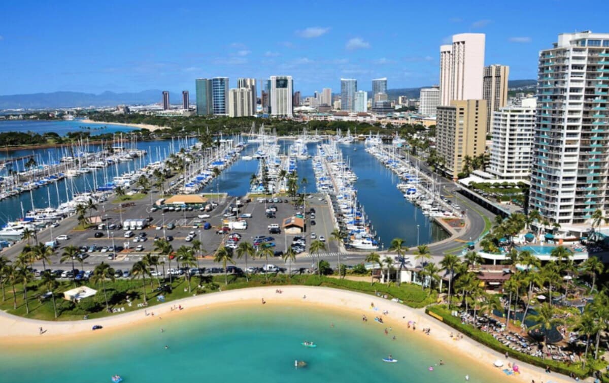 Condo in Honolulu · ★4.86 · 1 bedroom · 2 beds · 1 private bath - Photo 3