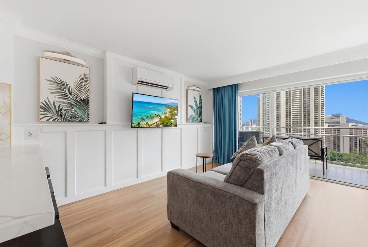 Condo in Honolulu · ★4.96 · 1 bedroom · 3 beds · 1 private bath - Photo 5