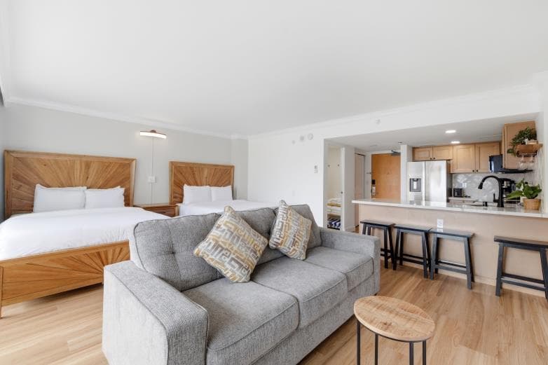 Condo in Honolulu · ★4.96 · 1 bedroom · 3 beds · 1 private bath - Photo 4