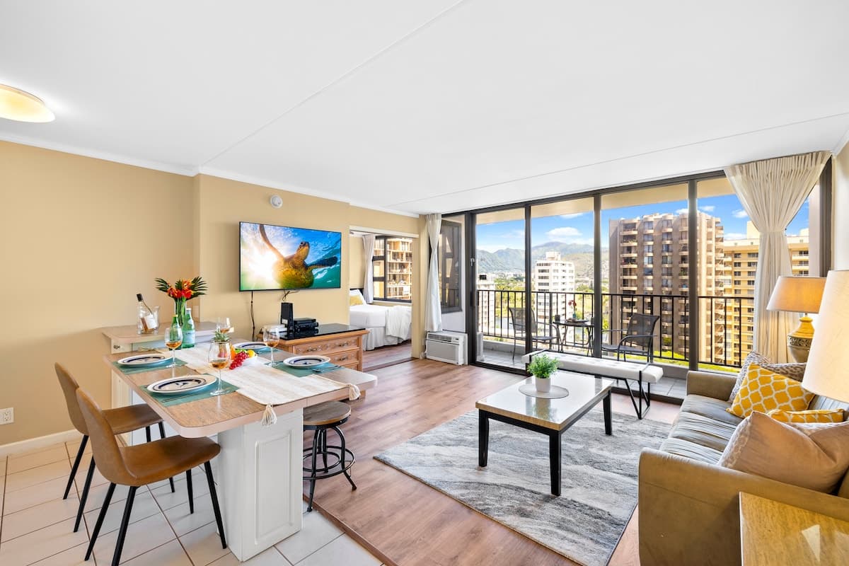 Condo in Honolulu · ★4.76 · 1 bedroom · 3 beds · 1 private bath - Photo 4