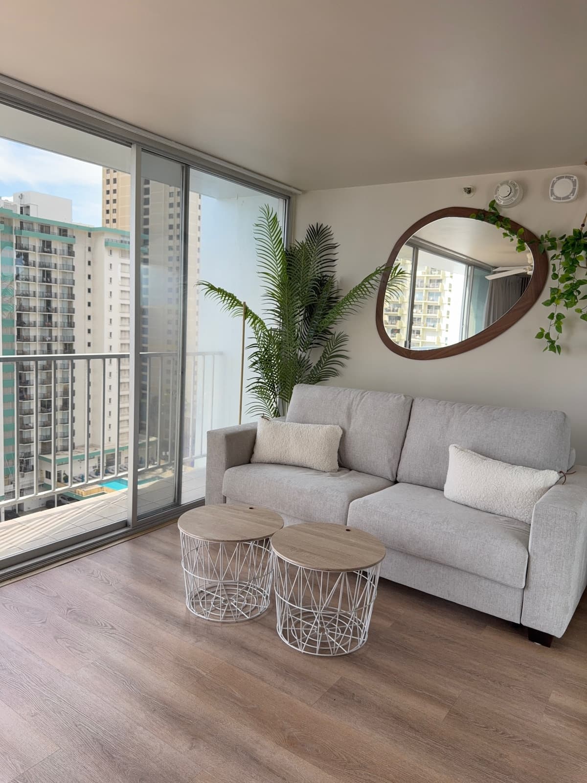 Home in Honolulu · ★4.92 · 1 bedroom · 2 beds · 1 private bath - Photo 3