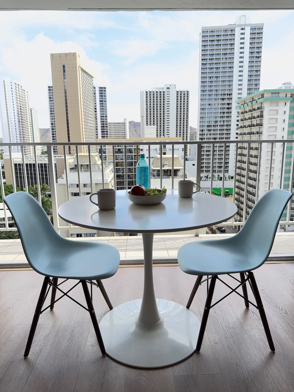 Home in Honolulu · ★4.92 · 1 bedroom · 2 beds · 1 private bath - Photo 4