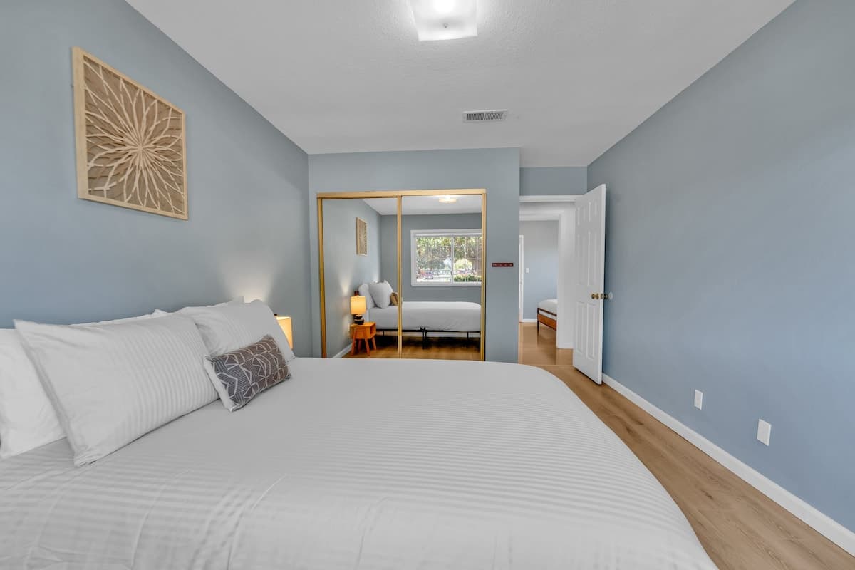 Spacious Single-Story Home, Private Yard, Near SF - Photo 3