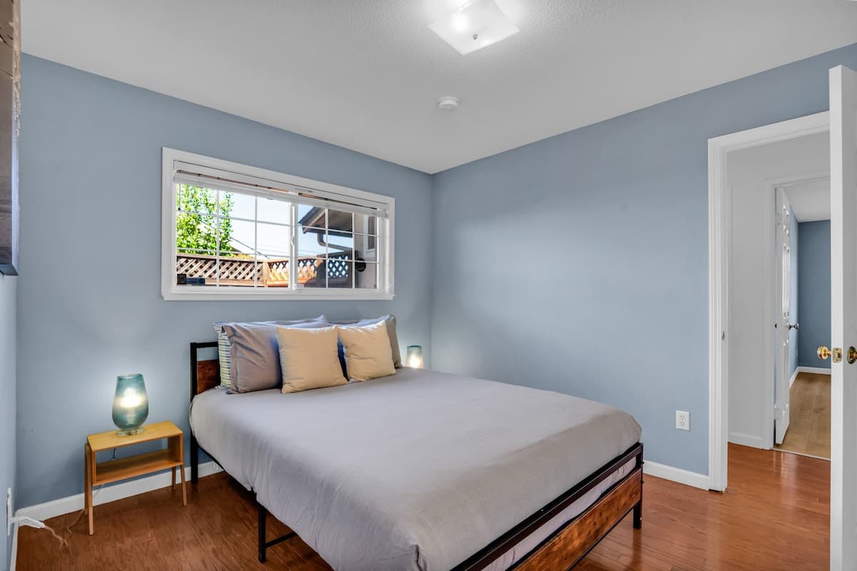 Spacious Single-Story Home, Private Yard, Near SF - Photo 5