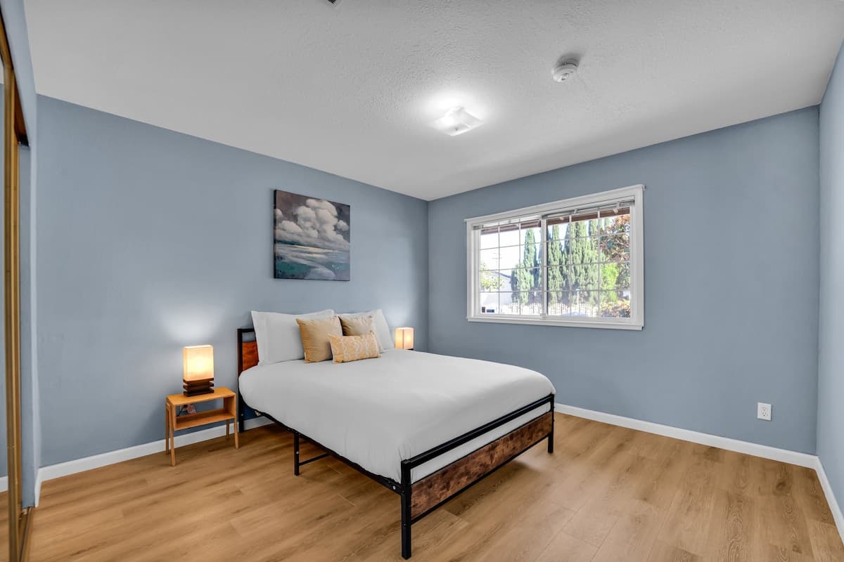 Spacious Single-Story Home, Private Yard, Near SF - Photo 4