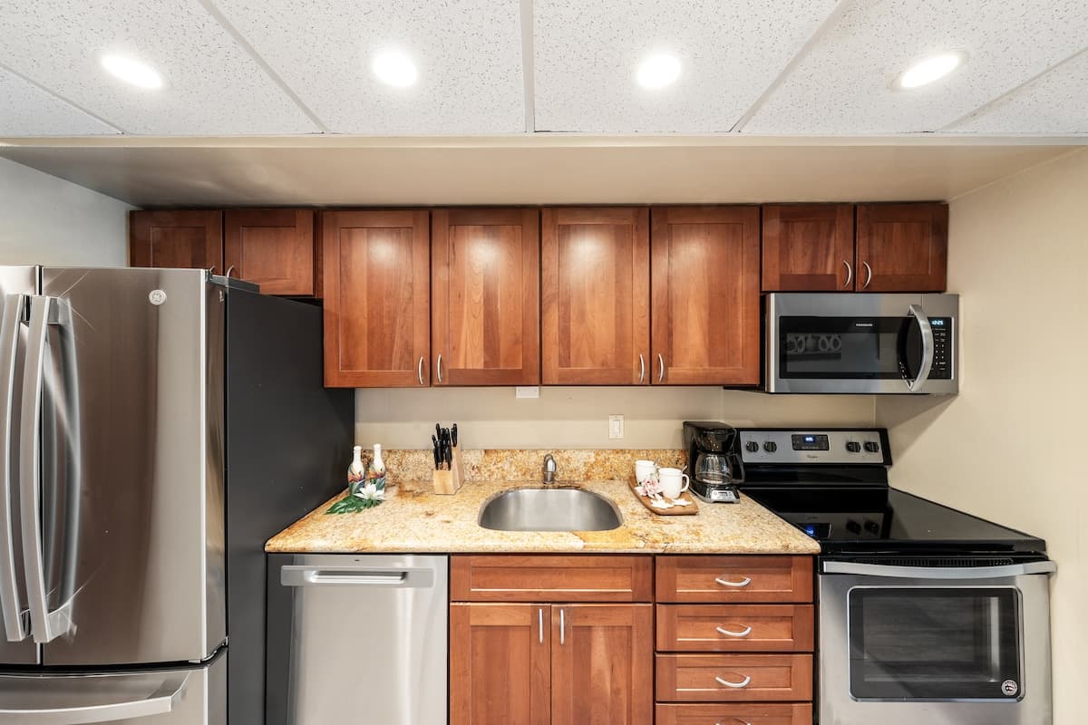 Condo in Lahaina · ★4.5 · 1 bedroom · 2 beds · 1 bath - Photo 4