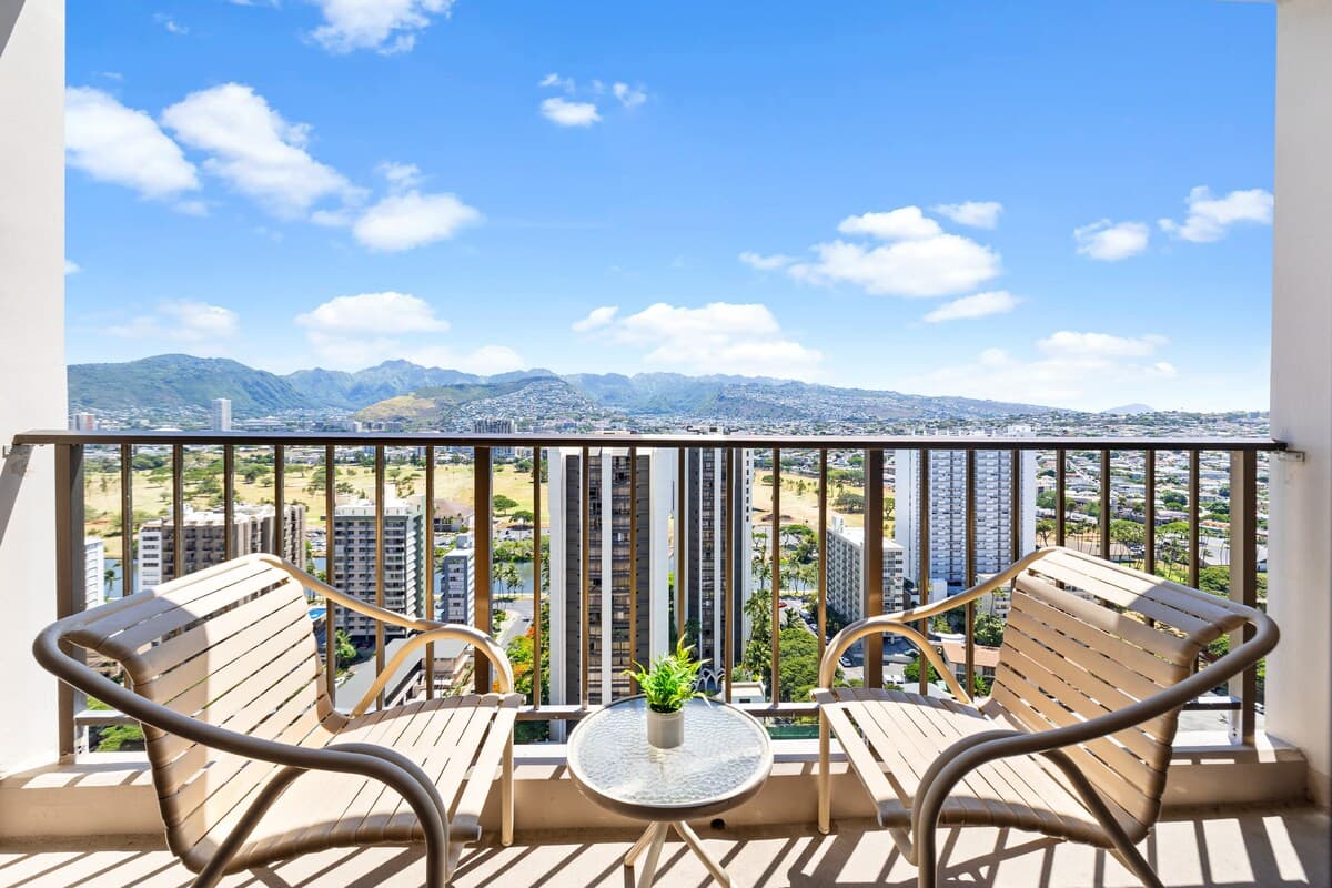 Condo in Honolulu · ★4.76 · 1 bedroom · 2 beds · 1 private bath - Photo 4