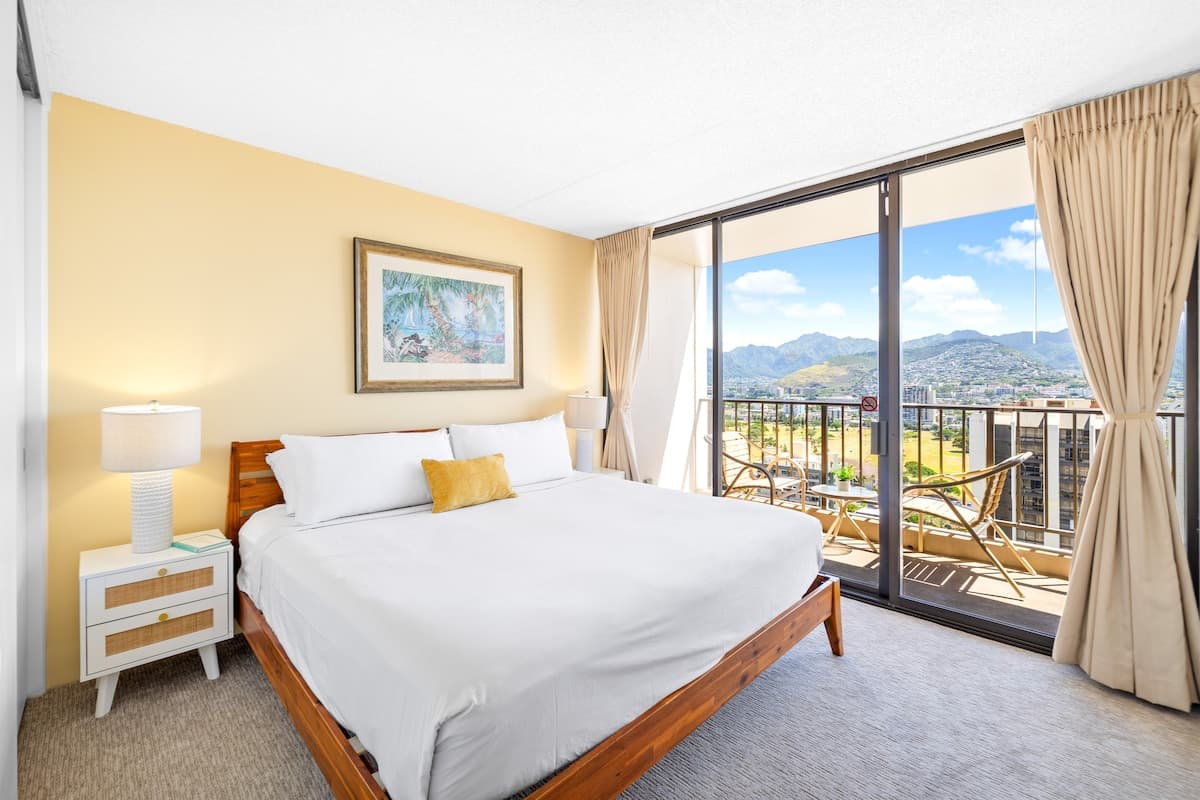 Condo in Honolulu · ★4.76 · 1 bedroom · 2 beds · 1 private bath - Photo 2