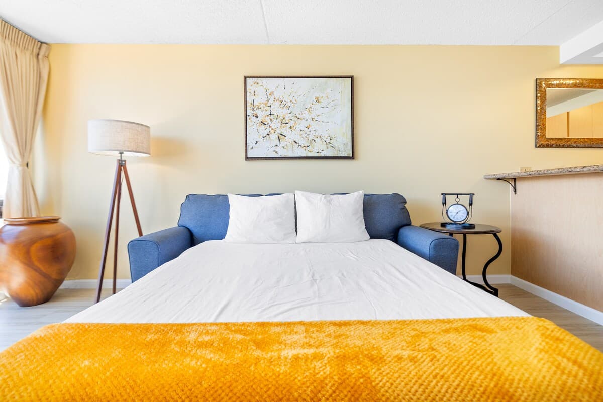 Condo in Honolulu · ★4.76 · 1 bedroom · 2 beds · 1 private bath - Photo 3