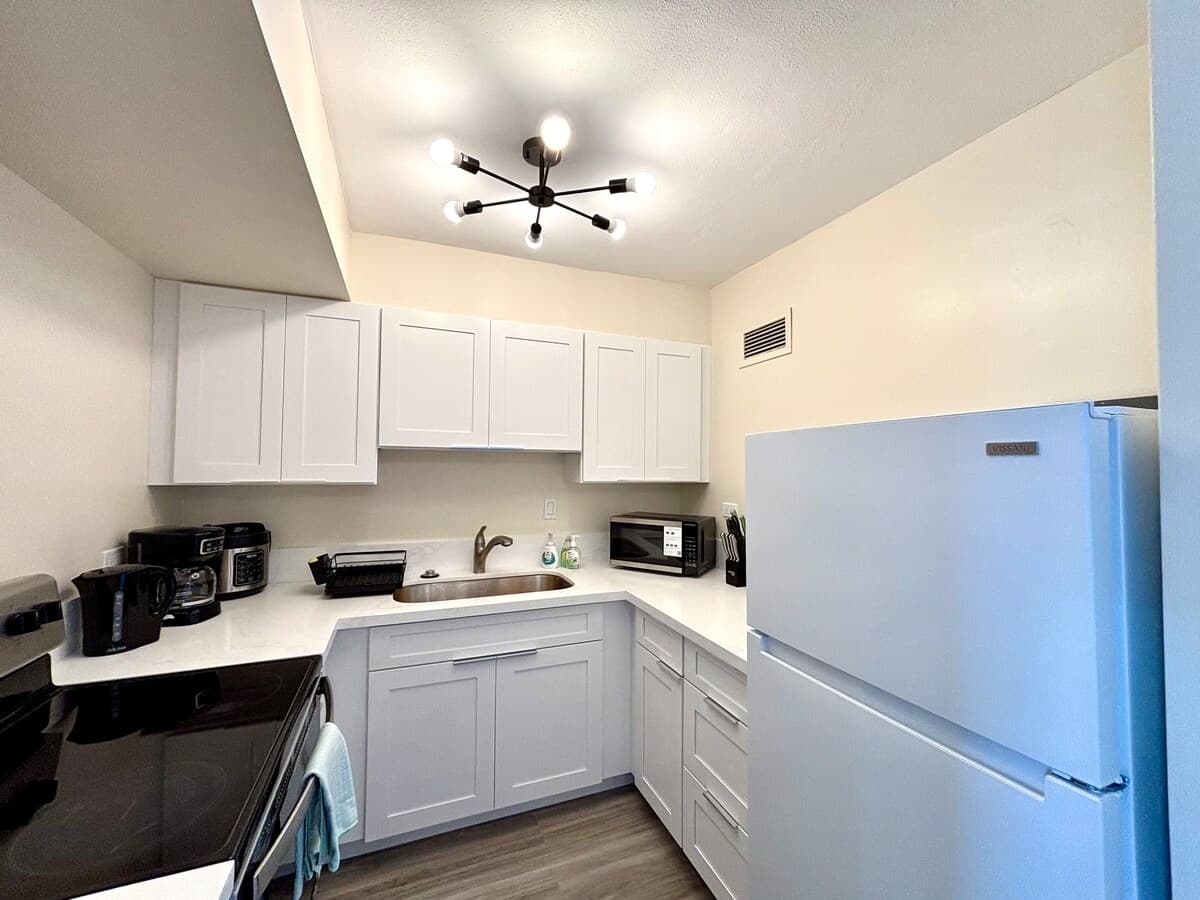 NEW One Bedroom in Waikiki/Kitchen/Pool/Wi-Fi/AC - Photo 3