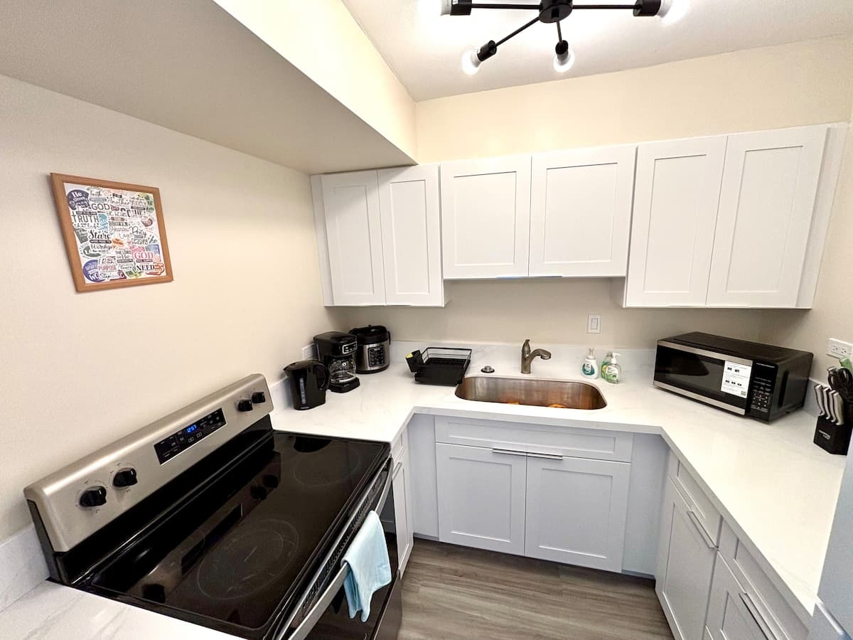 NEW One Bedroom in Waikiki/Kitchen/Pool/Wi-Fi/AC - Photo 4