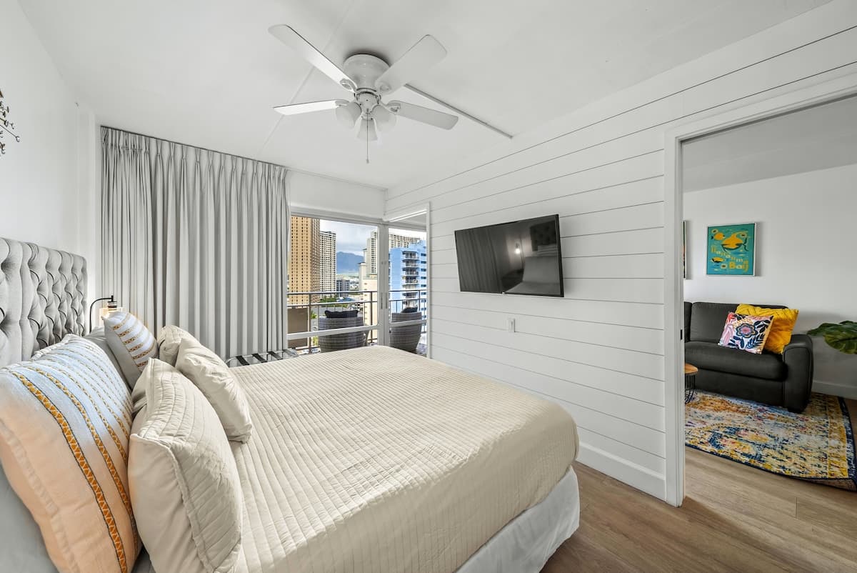 Waikiki Amazing Views 1/1 Beachfront Tropical Home - Photo 1