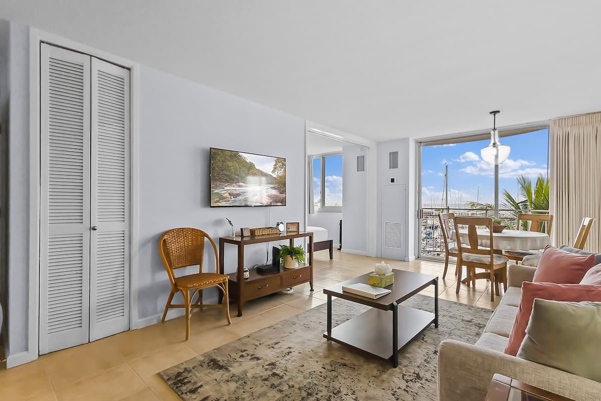 Condo in Honolulu · ★5.0 · 1 bedroom · 2 beds · 1 private bath - Photo 2